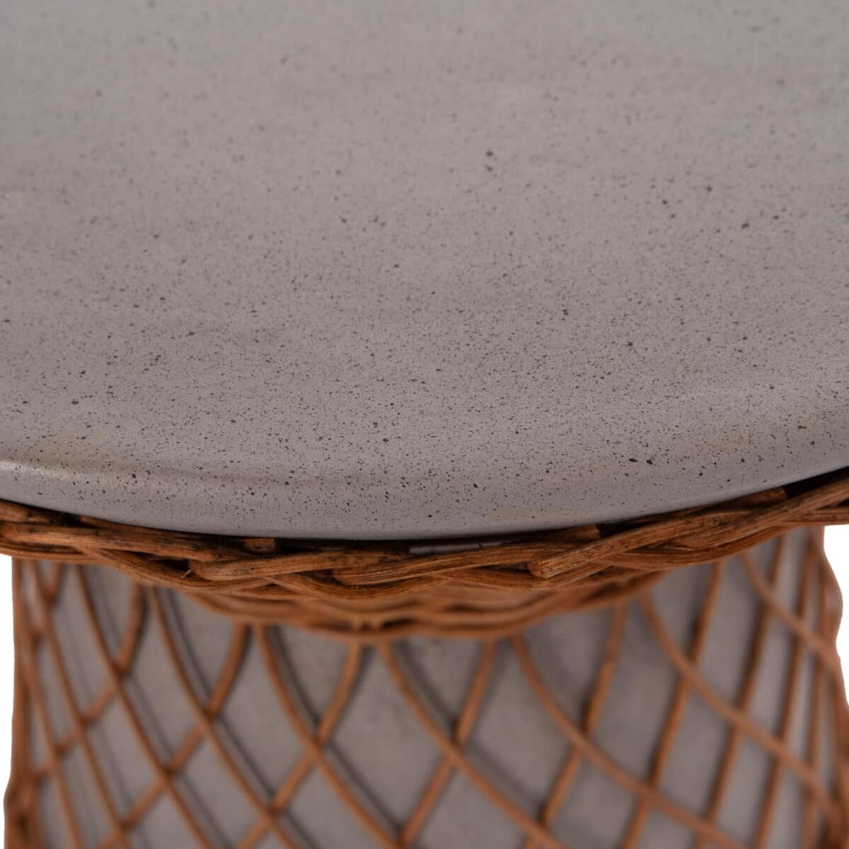 ΒΟΗΘΗΤΙΚΟ ΤΡΑΠΕΖΙ ΣΤΡΟΓΓΥΛΟ DELIA HM18167.03 FIBER CEMENT ΓΚΡΙ & RATTAN Φ40x45Υεκ - Image 8