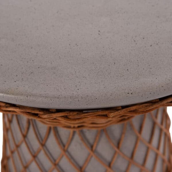 ΒΟΗΘΗΤΙΚΟ ΤΡΑΠΕΖΙ ΣΤΡΟΓΓΥΛΟ DELIA HM18167.03 FIBER CEMENT ΓΚΡΙ & RATTAN Φ40x45Υεκ - Image 8